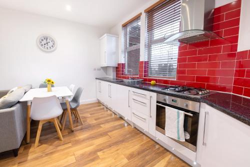 Modern, spacious apartment with free parking image three