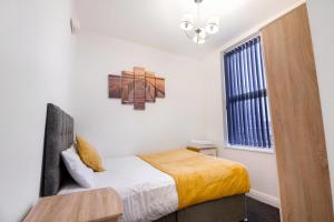 Modern, spacious apartment with free parking image two