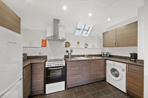 Pass the Keys Lovely 1 bedroom property in central of location image three