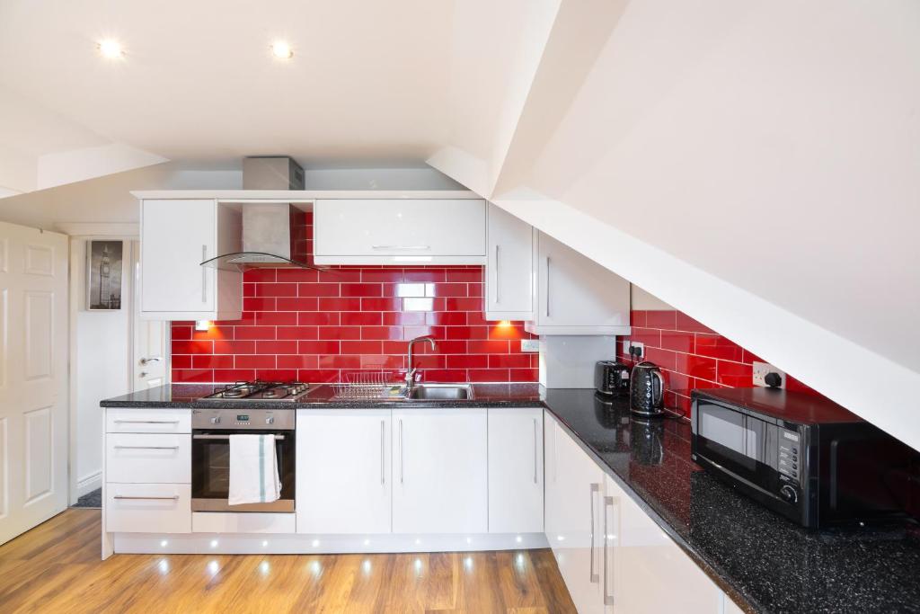 Modern city centre flat with free parking image one