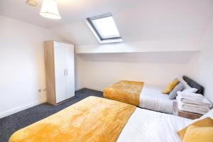 Modern city centre flat with free parking image two
