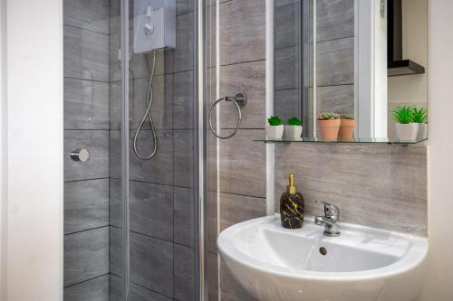 Elite City Stays hosts cosy spacious apartment image three