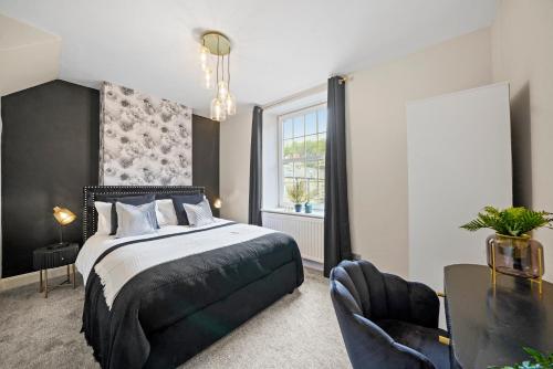 A Luxury Escape To Whitby - Hot-tub - Parking image three