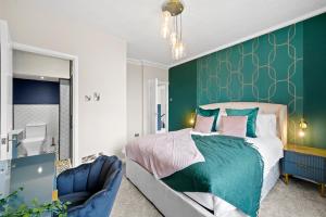 A Luxury Escape To Whitby - Hot-tub - Parking image two