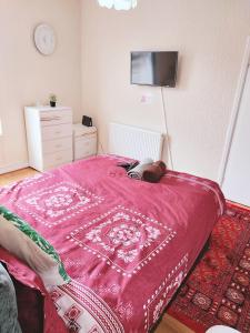 Spacious two bedroom house, parking and WiFi Accommodation image 2 Spacious two bedroom house, parking and WiFi image two