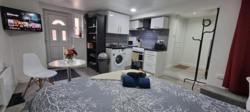 Charming, cosy hideaway with free WiFi, parking Accommodation image 3 Charming, cosy hideaway with free WiFi, parking image three