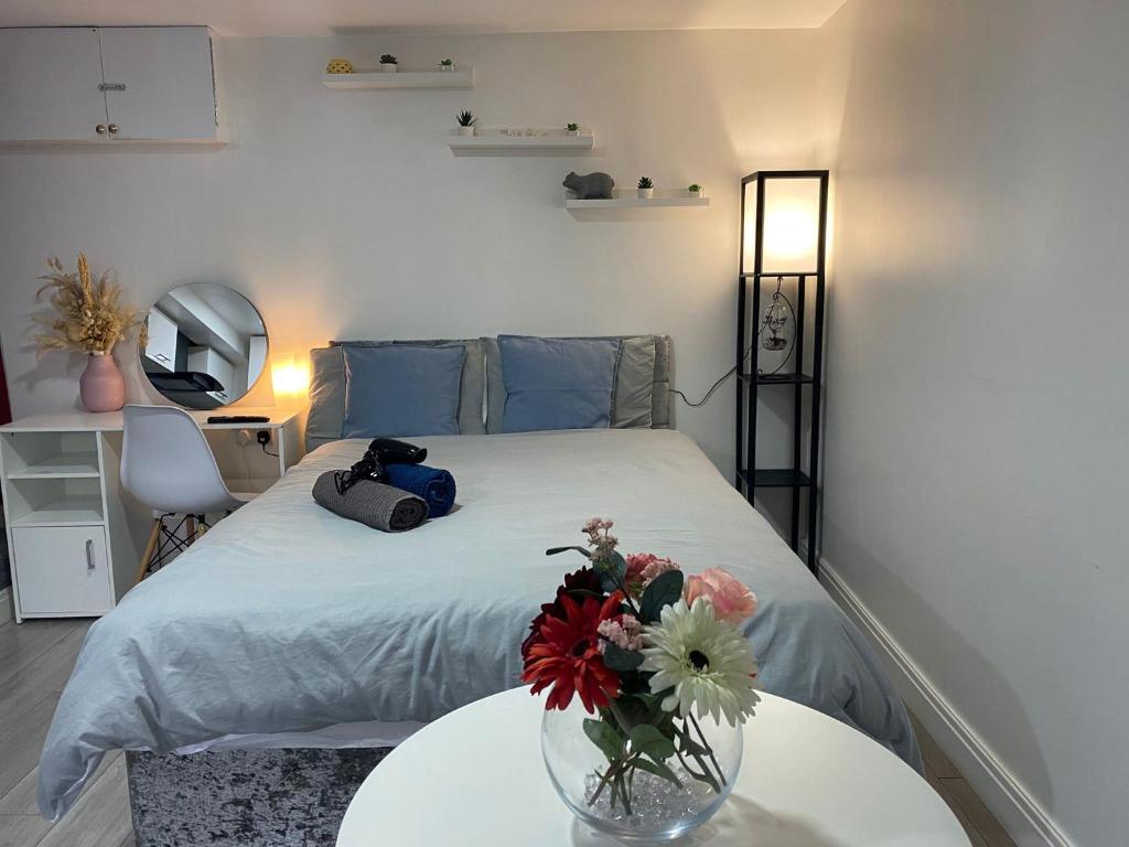 Charming, cosy hideaway with free WiFi, parking Accommodation image 1 Charming, cosy hideaway with free WiFi, parking image one