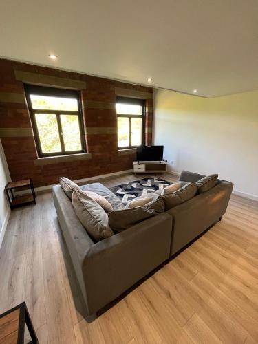 LUXURY NEWLY DECORATED 2 BEDROOM DUPLEX image one