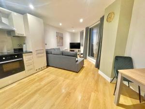 Stylish Leeds City Apartment, Free Parking, Balcony Accommodation image 2 Stylish Leeds City Apartment, Free Parking, Balcony image two
