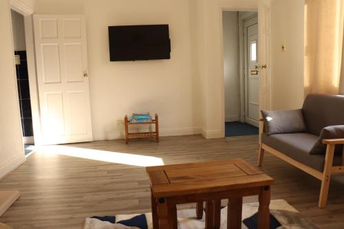 Spacious & Comfortable 3 Bedroom House - FREE WiFi & FREE Parking Accommodation image 3 Spacious & Comfortable 3 Bedroom House - FREE WiFi & FREE Parking image three