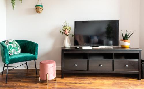 Stylish 2 Bed city centre apartment image three