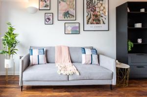 Stylish 2 Bed city centre apartment image two