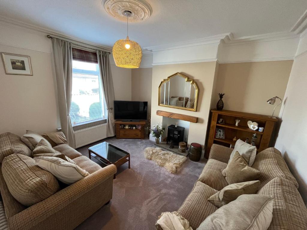 Beautiful 3 Bedroom Home. Entire House image one