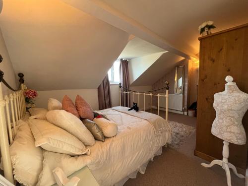 Beautiful 3 Bedroom Home. Entire House image three
