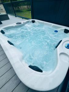 Sunbird Lodge with Hot Tub image two