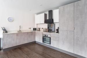 Modern, Spacious 2 Bedroom York Apartment image two
