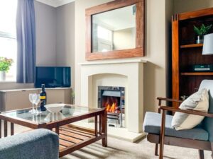 Picture of Maple House - Free Parking - Holiday Home - Sleeps 12 With Sister Property