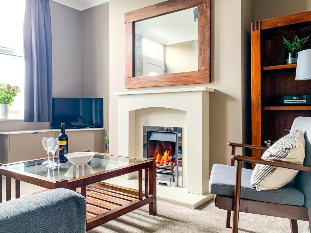 Maple House - Free Parking - Holiday Home - Sleeps 12 With Sister Property image one