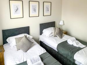 Maple House - Free Parking - Holiday Home - Sleeps 12 With Sister Property image two