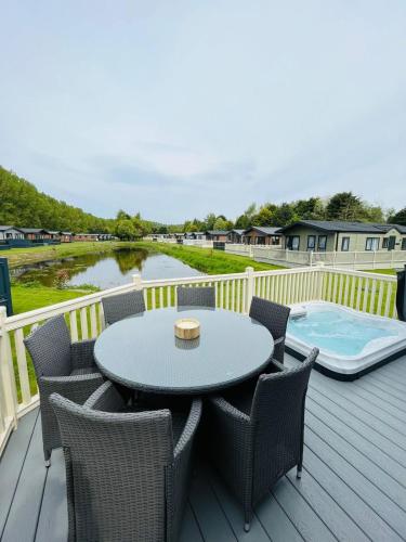 Pebble Lodge with Hot Tub image three