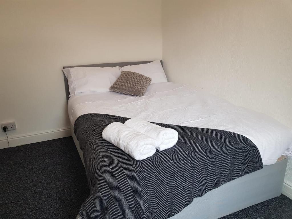 Spacious Pristine Serviced Accommodation 3 image one