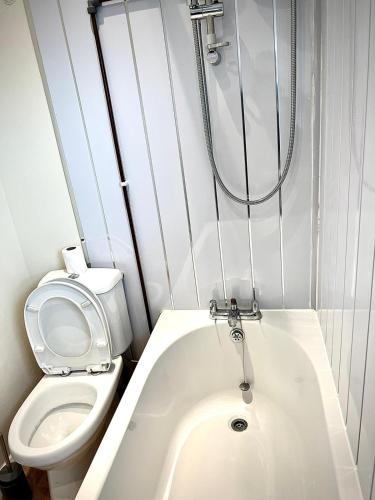 Pollard Crescent - Very Spacious 3 bed Accommodation image 3 Pollard Crescent - Very Spacious 3 bed image three