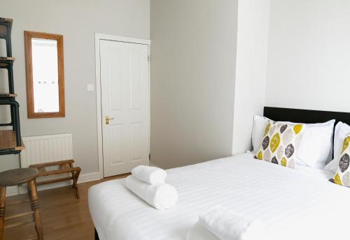 Number 5, 8-10 Cheltenham Mount Accommodation image 3 Number 5, 8-10 Cheltenham Mount image three
