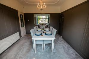 Entire 4 bedroom home on edge of Peak District image two