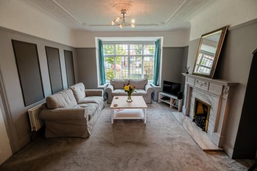 Entire 4 bedroom home on edge of Peak District image three