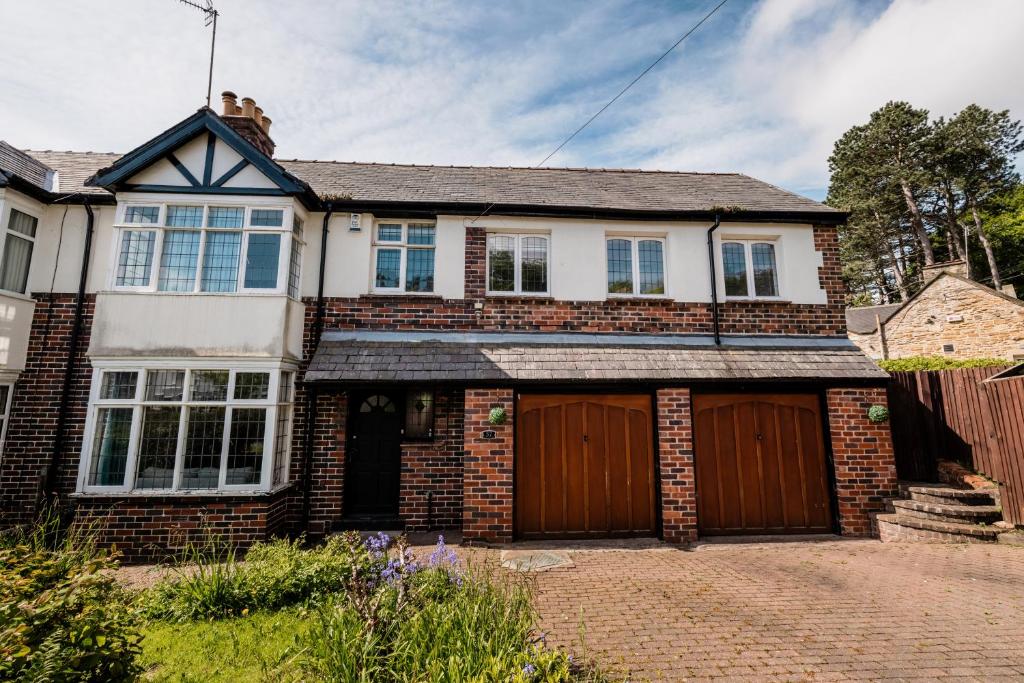 Entire 4 bedroom home on edge of Peak District image one
