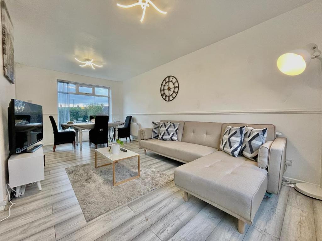 Roundhay lounger Accommodation image 1 Roundhay lounger image one