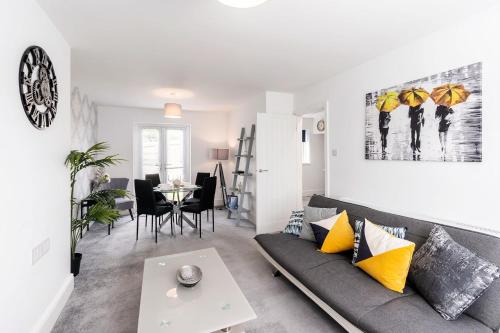 Modern Contractor House & Free Parking & Garden Accommodation image 3 Modern Contractor House & Free Parking & Garden image three