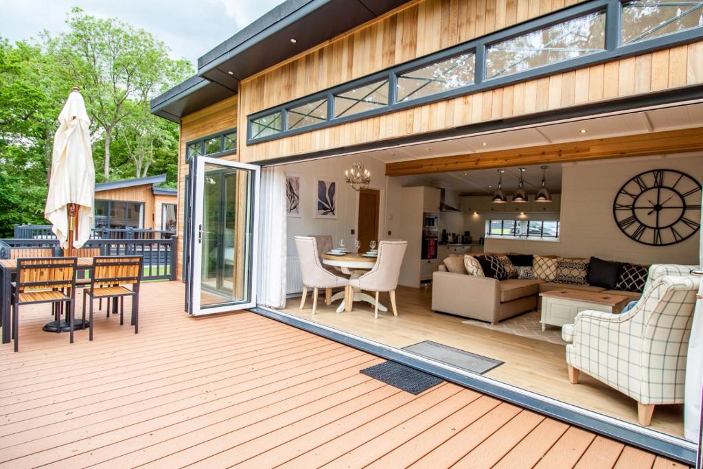 Picture of High Oaks Grange - Contemporary Lodges
