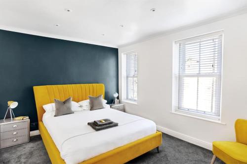 Stunning 4Bed Townhouse by HIC & Trendy Kings Quarter! Accommodation image 3 Stunning 4Bed Townhouse by HIC & Trendy Kings Quarter! image three