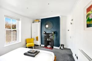 Stunning 4Bed Townhouse by HIC & Trendy Kings Quarter! Accommodation image 2 Stunning 4Bed Townhouse by HIC & Trendy Kings Quarter! image two