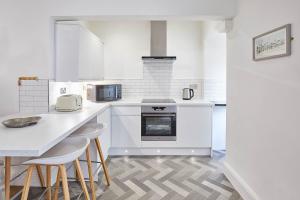 Host & Stay - Khyber Lodge Apartments image two
