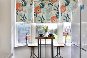 Swanky 10 guest house in the heart of Wakefield - free wifi ! image two