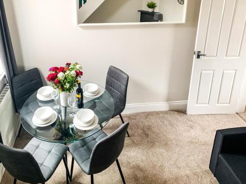 Cedar House - Free Parking - York Holiday Home - Sleeps 12 With Sister Property Accommodation image 3 Cedar House - Free Parking - York Holiday Home - Sleeps 12 With Sister Property image three