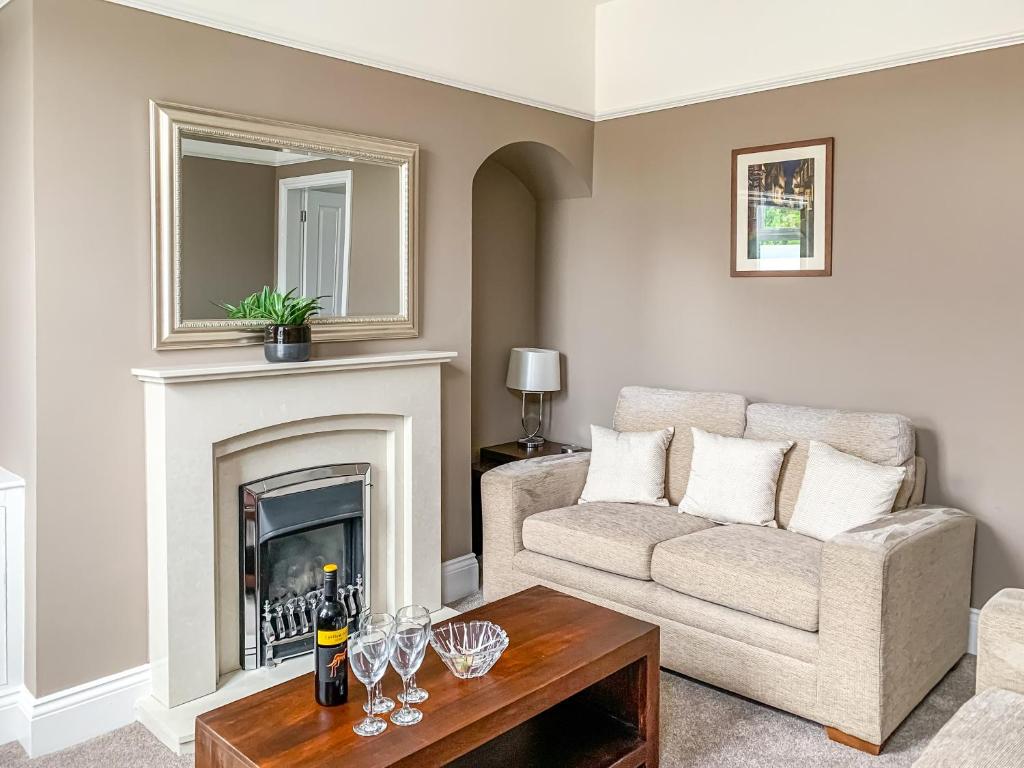 Cedar House - Free Parking - York Holiday Home - Sleeps 12 With Sister Property Accommodation image 1 Cedar House - Free Parking - York Holiday Home - Sleeps 12 With Sister Property image one