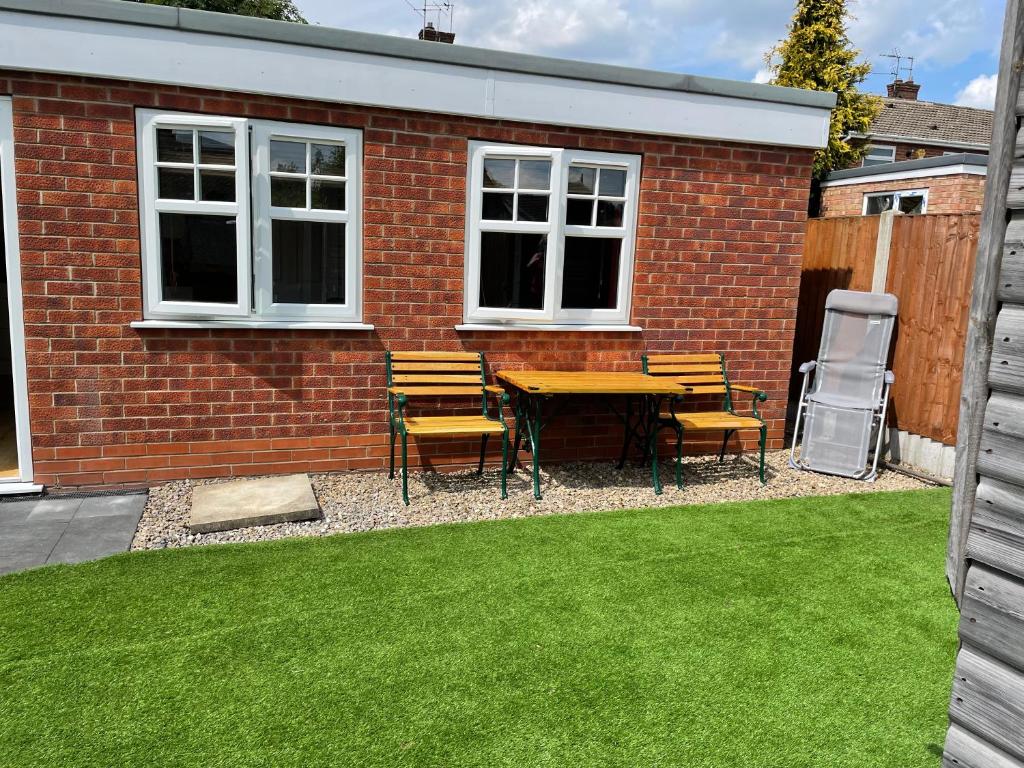 Garden flat near the University of York Accommodation image 1 Garden flat near the University of York image one