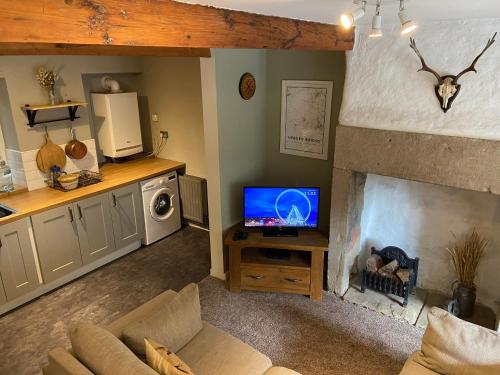Calderside Cottage (2 BDR Central Hebden Bridge) image two