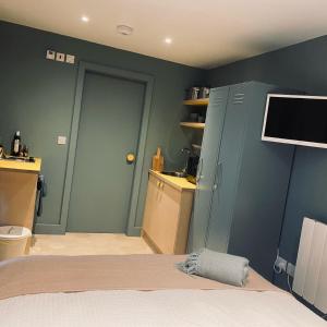 Brand new, cool, contemporary, cedar wood studio. Accommodation image 1 Brand new, cool, contemporary, cedar wood studio. image one