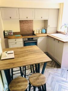 BRAND NEWLY RENOVATED DOG FRIENDLY COTTAGE, INGLETON Accommodation image 2 BRAND NEWLY RENOVATED DOG FRIENDLY COTTAGE, INGLETON image two
