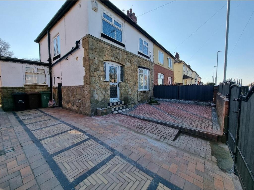 Modern 3 bedroom residential home w/secure parking Accommodation image 1 Modern 3 bedroom residential home w/secure parking image one