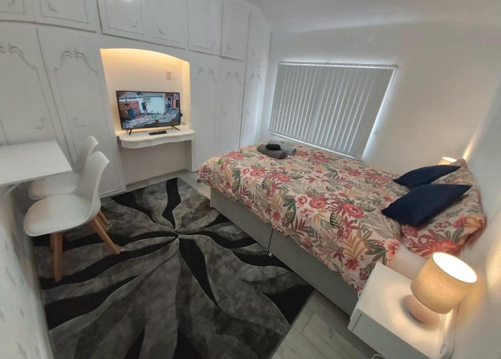 Relaxed Double bed with private bathroom, parking, WiFi and garden. Accommodation image 1 Relaxed Double bed with private bathroom, parking, WiFi and garden. image one
