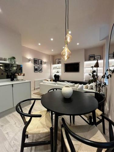 Luxury 2 Bedroom Flat in Central Todmorden image two