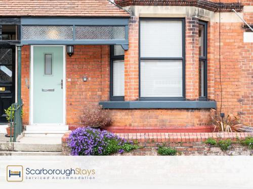 Ashville Lodge- A Spacious 5 Bedroomed Townhouse - FREE Parking - 5 min to the beach and Peasholm Park Accommodation image 3 Ashville Lodge- A Spacious 5 Bedroomed Townhouse - FREE Parking - 5 min to the beach and Peasholm Park image three