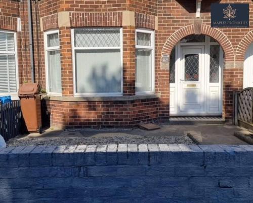 3 Bedroom House, with Free WiFi - Maples Properties Short Lets & Serviced Accommodation Hull Accommodation image 3 3 Bedroom House, with Free WiFi - Maples Properties Short Lets & Serviced Accommodation Hull image three