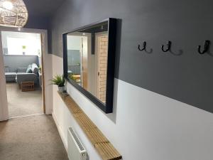 Trendy City Centre Hull Sleeps 2 or 4 with Free Secure Parking image two