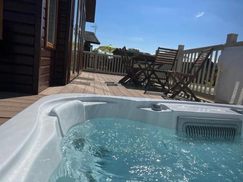 The Crystal Lodge with Hot Tub Malton image three
